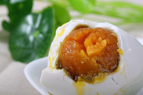 咸鸭蛋为甚么会出油,咸鸭蛋的腌制方式