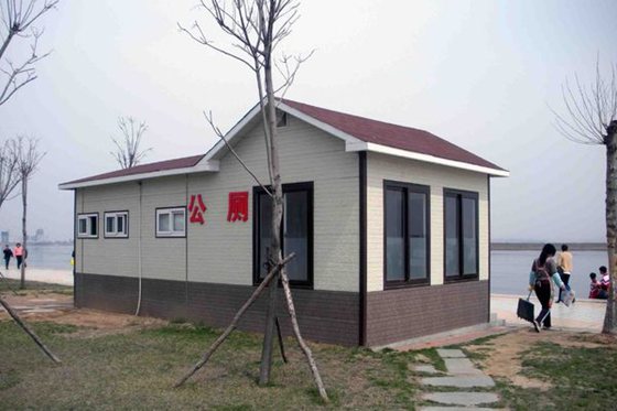 为甚么大众茅厕的门上面要空一截