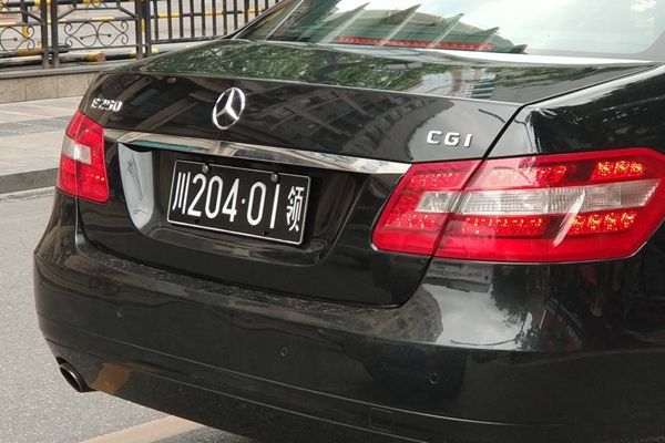 迈巴赫为甚么挂黄牌,迈巴赫车几多钱