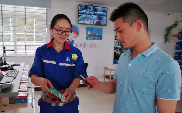 为甚么加油站不能玩手机,加油站不能打德律风的缘由