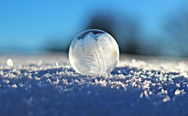 为甚么雪是红色的而冰是通明的,雪花和冰的区分是甚么？