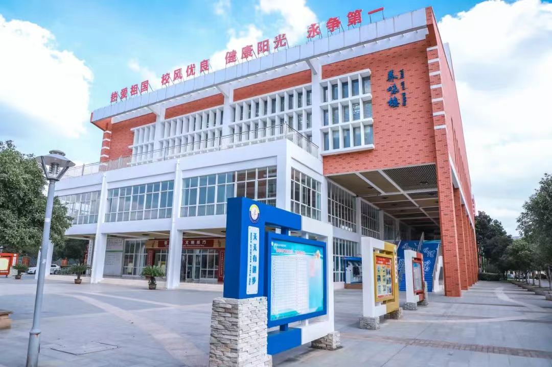 南京东山本国语黉舍是公立仍是私立,是重点中学吗？