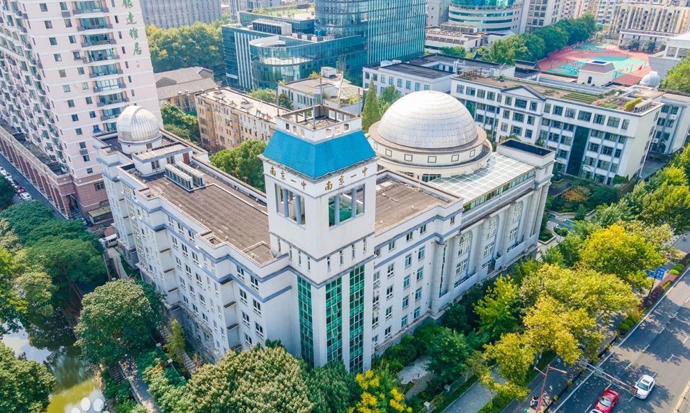 第一中学简介概略（建校汗青、地点、师资、校训、情况）