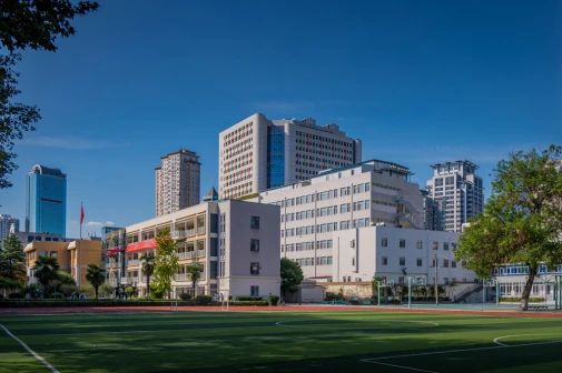 南京第五高等中学是公立仍是私立,是重点中学吗？