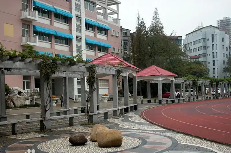 南京宁海中学是公立仍是私立,是重点中学吗？