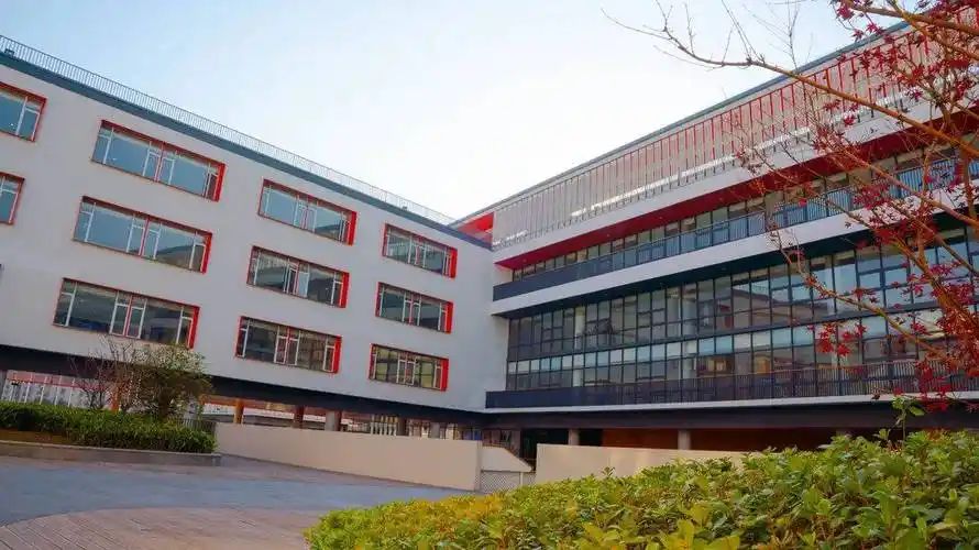 南京雨花本国语黉舍是公立仍是私立,是重点中学吗?