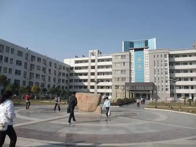 南京市国民中学是公立仍是私立,是重点中学吗？