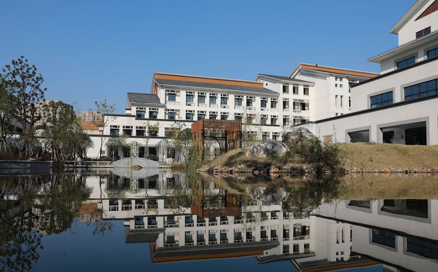 杭州学军中学是公立仍是私立,是重点中学吗？